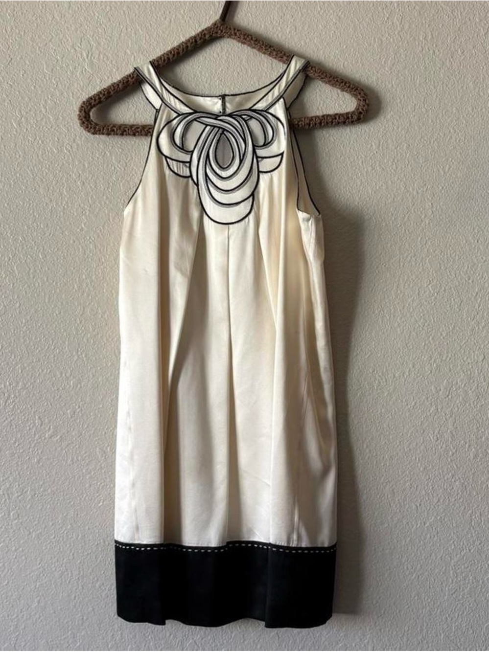 Elegant Cream and Black Sleeveless Shift Dress